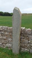 Keltische Schriftsäule am Montbatten Castle in Mullaghmore