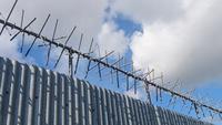Regt zum Nachdenken an - Mauer in Belfast