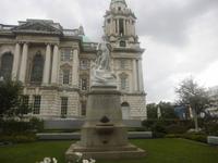 Titanic-Denkmal vor dem Belfaster Rathaus