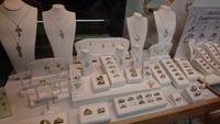 Viele Modelle des Claddagh Ringes in Galway