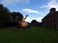 Ein alter ausgedienter Kupferkessel der Destillerie