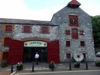 Vor dem Eingangsgebäude zur Old Midleton Destillerie