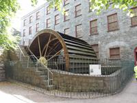 Das war der Antrieb für die Mühlsteine, ein sehr großes Wasserrad