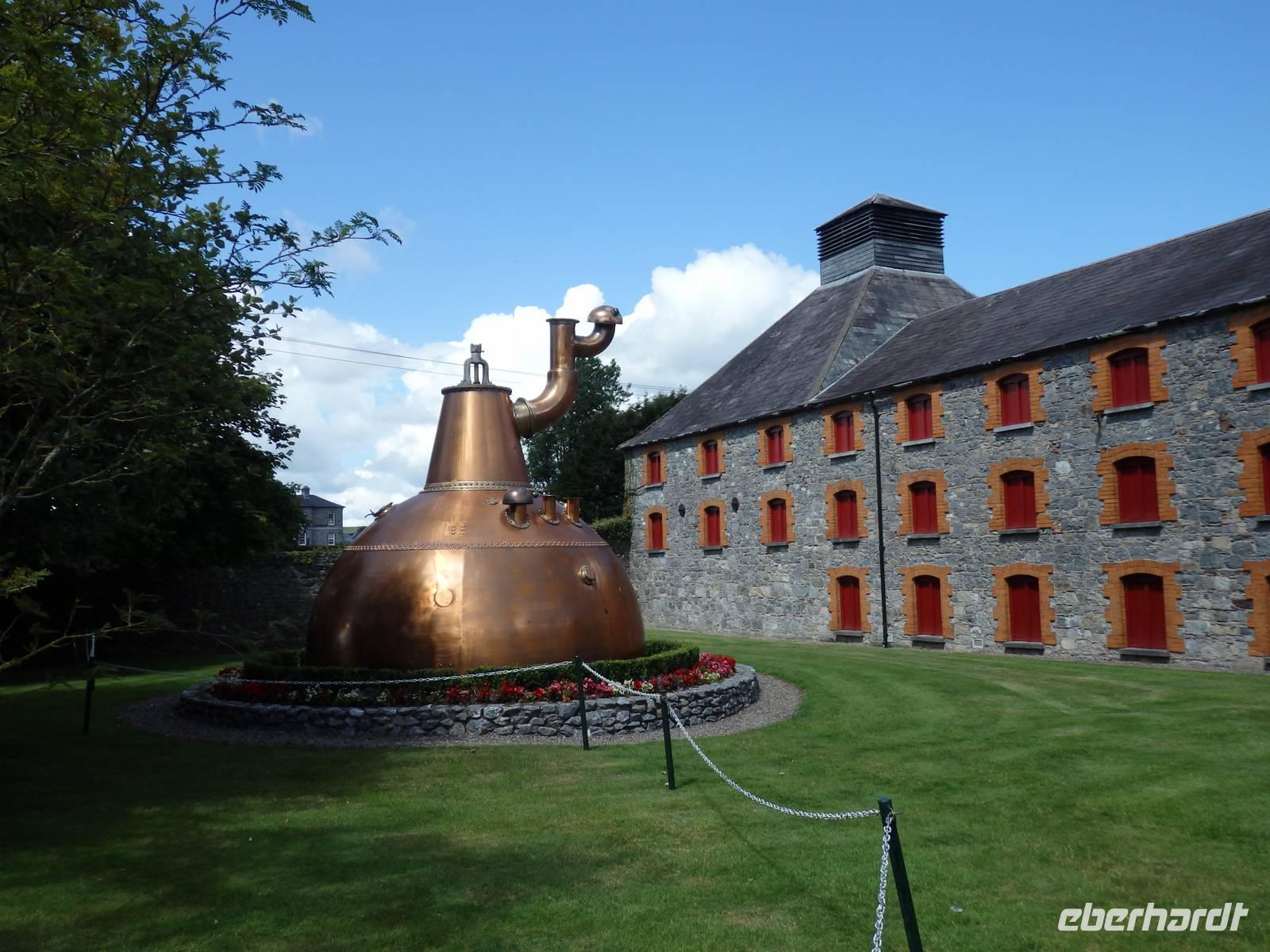 Ein ausgedienter Kessel im Außengelände