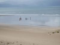 der Sandstrand ist  breit und von feiner Struktur