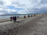 Die Wanderung beginnt am Strand