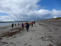 Die ersten Schritte am Sandstrand nahe Dingle
