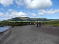 Jetzt verlassen wir den Strand und gehen in Richtung einer kleinen Siedlung