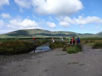 Wir überqueren einen kleinen Wasserlauf