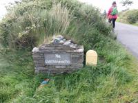 Eine Markierung am Wegesrand