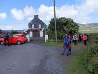 Der Weg geht rechts am Haus vorbei