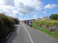 ein kleines Stück laufen wir auf der Strasse, immer schön hintereinander