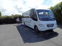 John putzt seinen Bus für uns