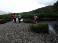 am kleinen Wasserfall