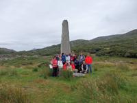 Gruppenbild am Ogham Stone