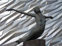 Vor dem Titanicmuseum in Belfast