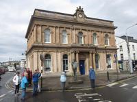 a Vor dem  W.B. Yeats Denkmal in Sligo