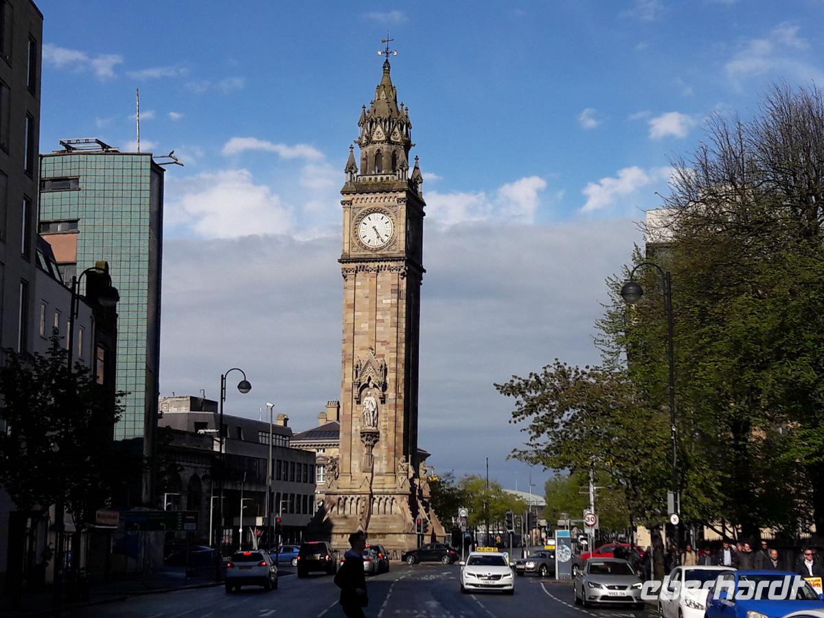 Der schiefe Prince Andrew Uhrturm in Belfast