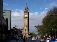 Der schiefe Prince Andrew Uhrturm in Belfast