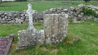 Auf dem Friedhof von Kilmacduagh