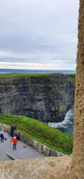 20220921_101429.jpg Blick vom O´Brians Tower an den Cliffs of Moher hinüber zur Shannon Mündung