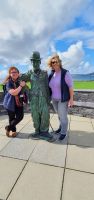 20220923 131333 Waterville- mit Busfahrerin Heike am Denkmal für Charlie Chaplin