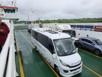 unser Bus kommt  mit