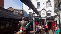 Im Innenhof des Brazen Head in Dublin