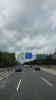 Kontakt mit dem Fahren auf der anderen Straßenseite