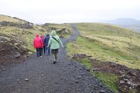 Spaziergang zu einem Aussichtspunkt mit Blick auf ein Erd-Wärmekraftwerk