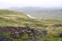 Spaziergang zu einem Aussichtspunkt mit Blick auf ein Erd-Wärmekraftwerk