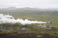 Spaziergang zu einem Aussichtspunkt mit Blick auf ein Erd-Wärmekraftwerk