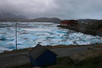 Sturm in Tasiilaq - Eisschollen treiben an Land