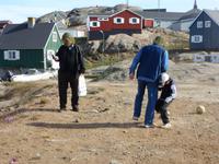 Fußballspiel der Eberhardt Gäste mit Kind auf Grönland