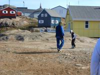 Fußballspiel der Eberhardt Gäste mit Kind auf Grönland