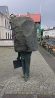 Der steinerende Beamte