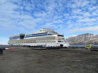 AIDAluna im Hafen von Longyearbyen