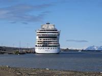AIDAluna im Hafen von Longyearbyen