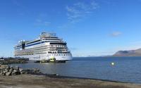 AIDAluna im Hafen von Longyearbyen