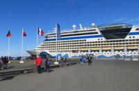 AIDAluna im Hafen von Longyearbyen
