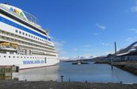 AIDAluna im Hafen von Longyearbyen