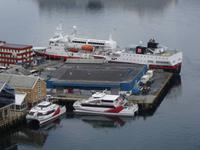 Schiff der Hurtigrute im Hafen von Hammerfest