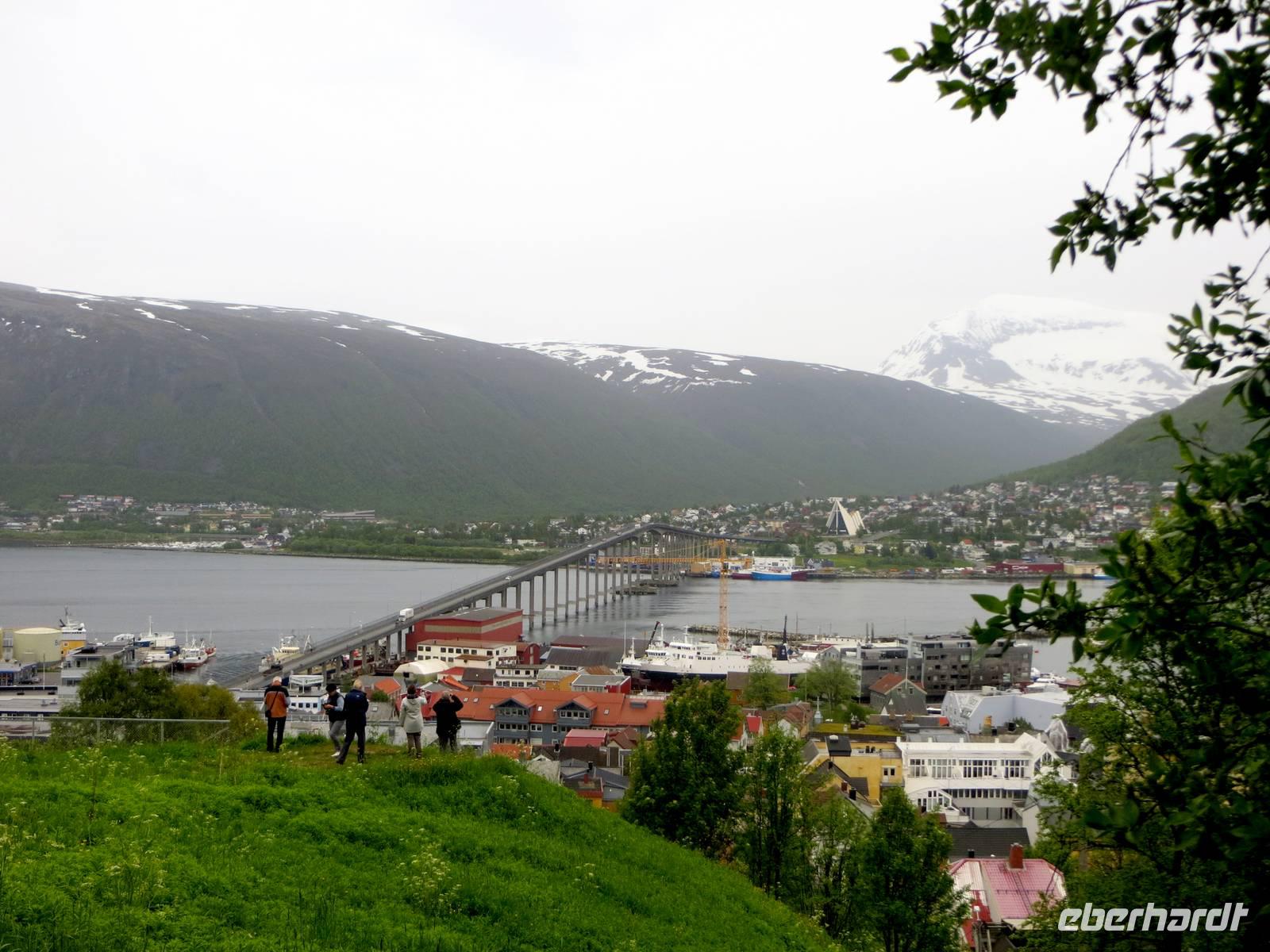 Panoramablick auf Tromsø mit der Tromsø-Brücke
