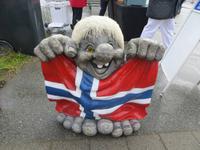 Troll im Hafen von Gravdal