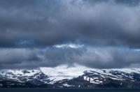 Die Spitze vom Beerenberg auf Jan Mayen scheint durch die Wolken