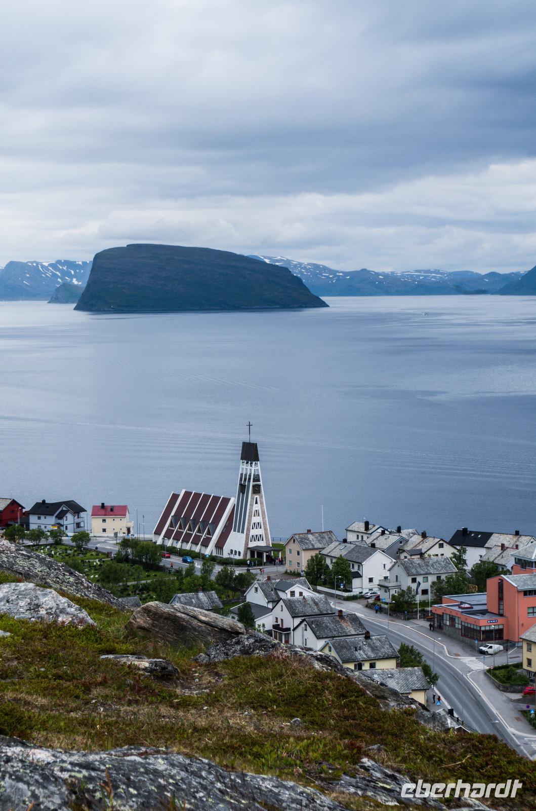 Die Kathedrale von Hammerfest mit der Insel Hoya im Hintergrund