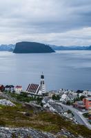 Die Kathedrale von Hammerfest mit der Insel Hoya im Hintergrund