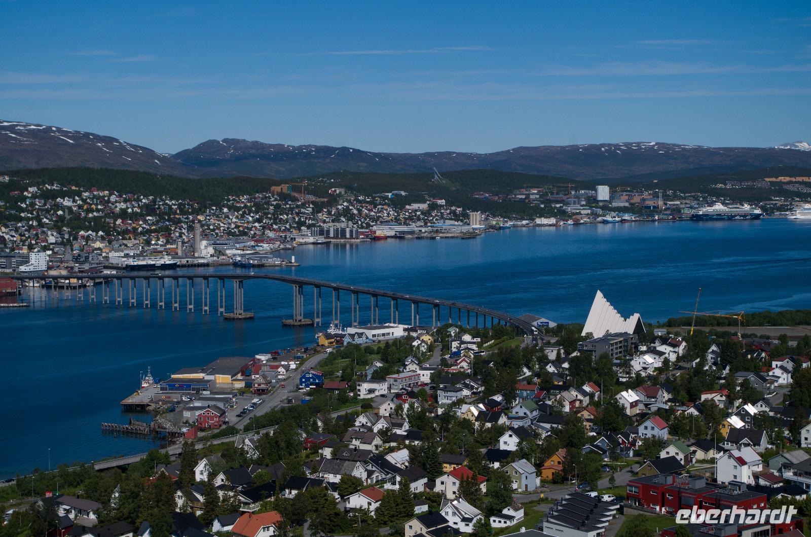 Panorama über Tromso mit Eismeerkathedrale