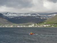 unser Lotse geleitet uns sicher zum Hafen von Isafjördur
