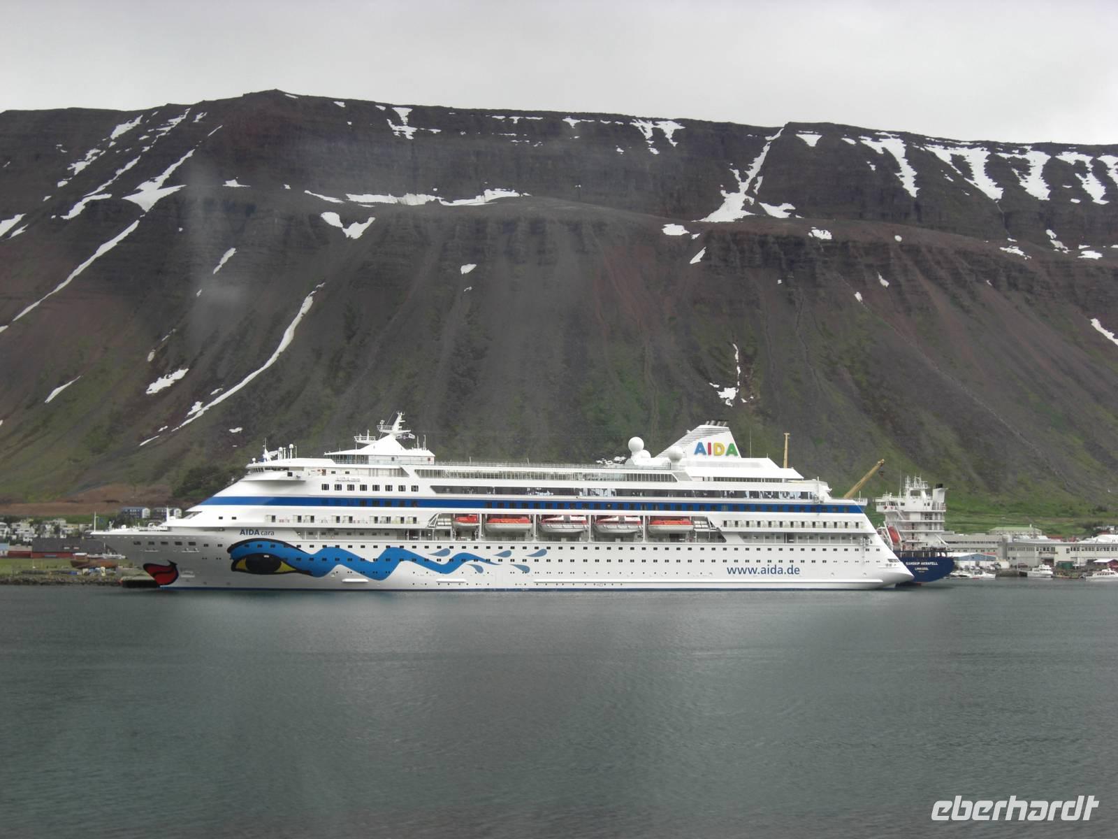 unser Schiff im Hafen von Akureyri